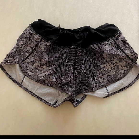 LULULEMON Speed shorts black floral design - Picture 1 of 3